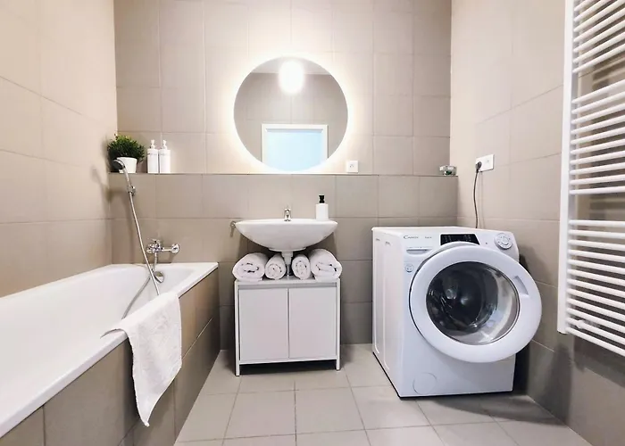 Wings - Free Private Parking - Old Town Apartment