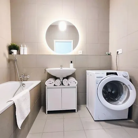 Wings - Free Private Parking - Old Town Apartment